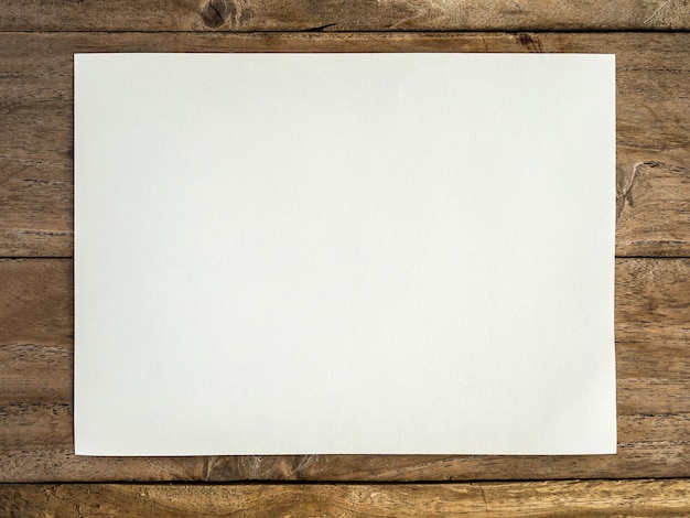 Papel branco em branco na mesa de madeira