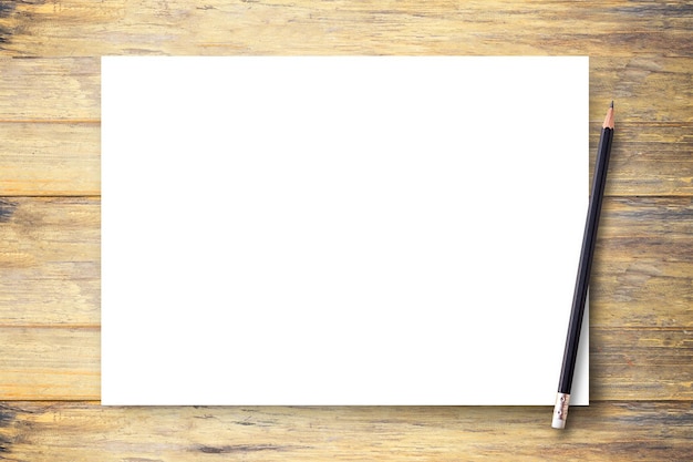 Papel branco em branco ou bloco de notas com lápis sobre fundo de mesa de madeira marrom
