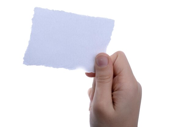 Papel de carta rasgado en blanco en la mano