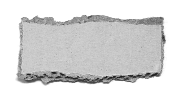 Papel cartón ondulado rasgado aislado sobre fondo blanco.