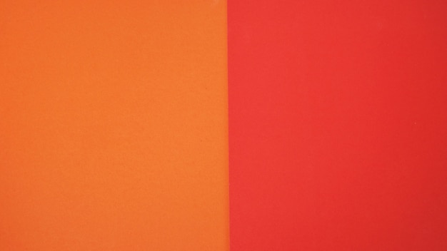 Papel de color rojo y naranja para el fondo.Es un espacio vacío y no hay personas.