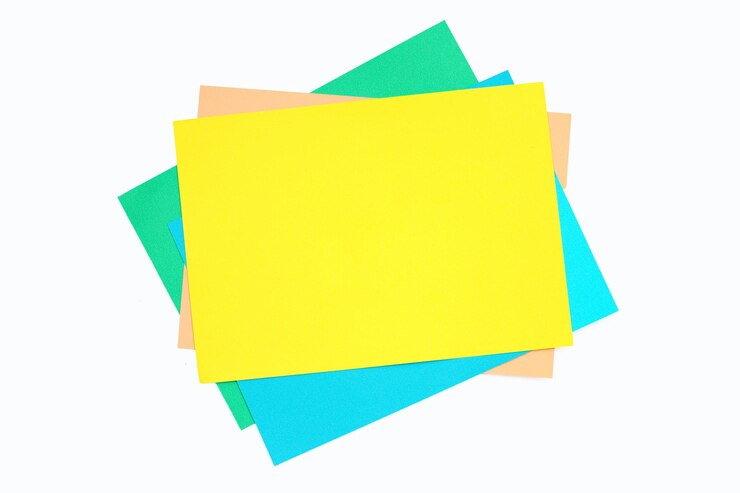 Foto papel de colores sobre fondo blanco. copiar espacio.