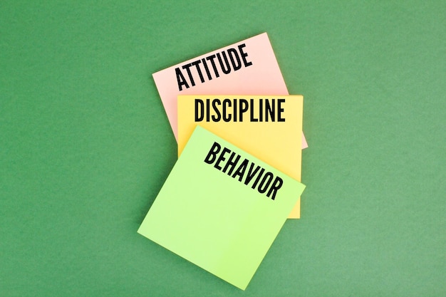 papel colorido com as palavras atitude disciplina e comportamento o conceito de identidade