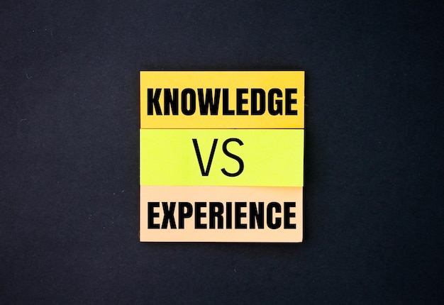 papel colorido com as palavras conhecimento vs experiência o conceito de experiência é importante