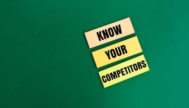 papel colorido com as palavras KNOW YOUR COMPETITORS o conceito de concorrentes nos negócios