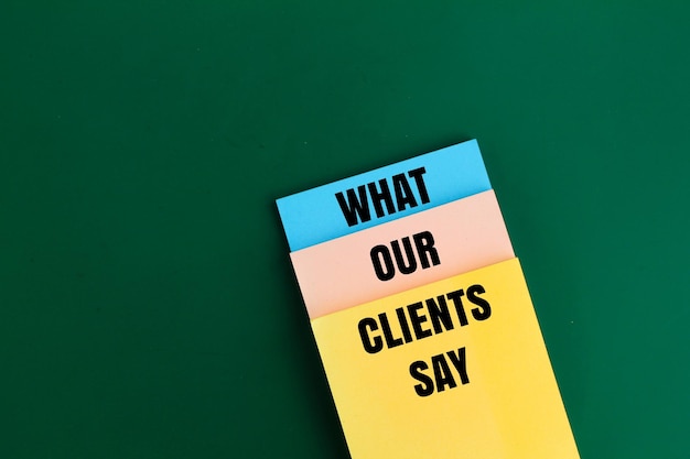 papel colorido com as palavras O que nossos clientes dizem conceito de serviço ao cliente conceito de negócio