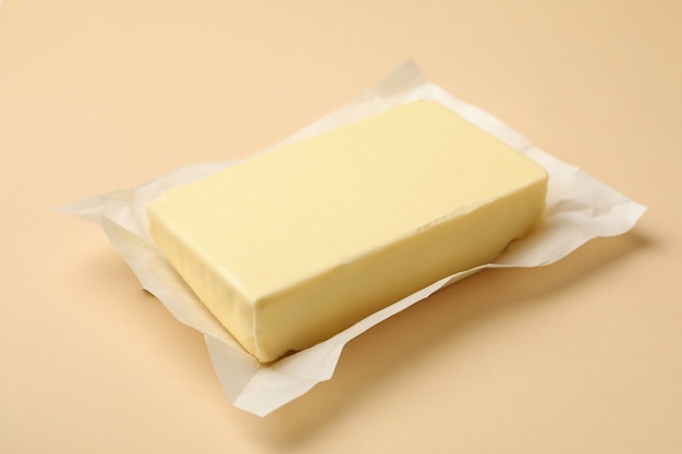 Papel com manteiga em fundo bege, close-up