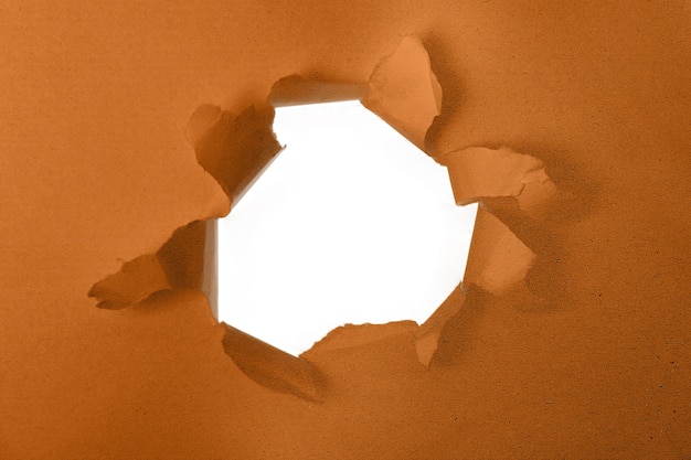 Foto papel com um buraco rasgado no meio com fundo branco