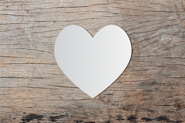 Papel de corazón blanco sobre madera vieja para mensaje del día de san valentín