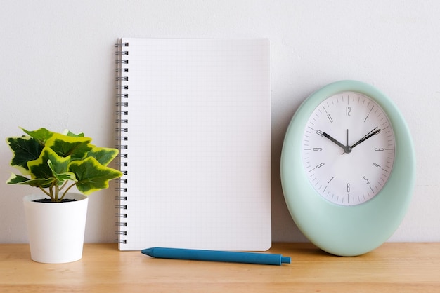 Papel de cuaderno en blanco sobre plantilla de maqueta de fondo de mesa de madera