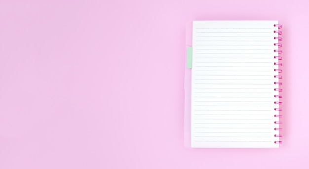 Papel de cuaderno vacío para texto sobre fondo rosa