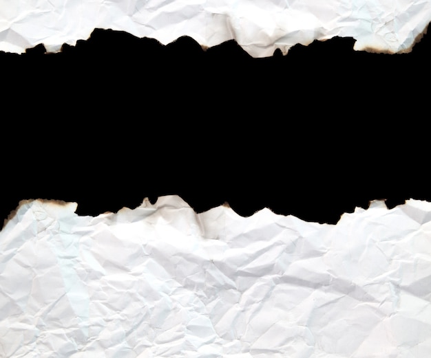 Papel de borda queimada com espaço para texto em fundo preto.