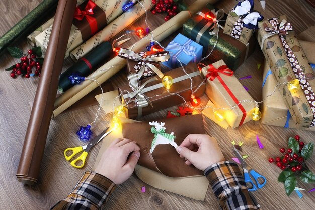 Foto papel de embrulho de presente para o feriado de natal com fitas e laços