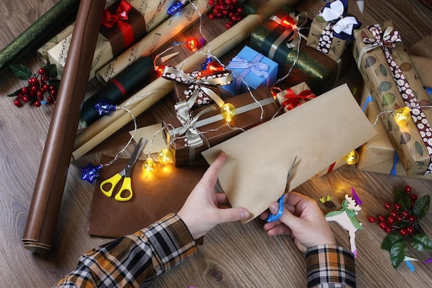 Papel de embrulho de presente para o feriado de Natal com fitas e laços