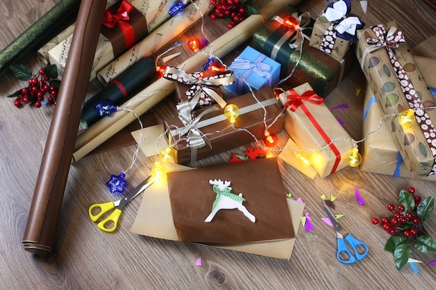Papel de embrulho para o feriado de Natal com fitas e laços