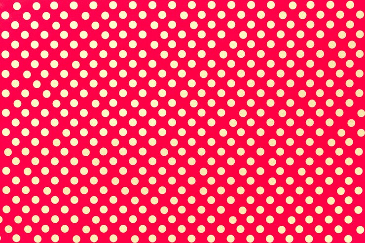 Foto papel de embrulho vermelho brilhante com um teste padrão do close up dourado do às bolinhas.