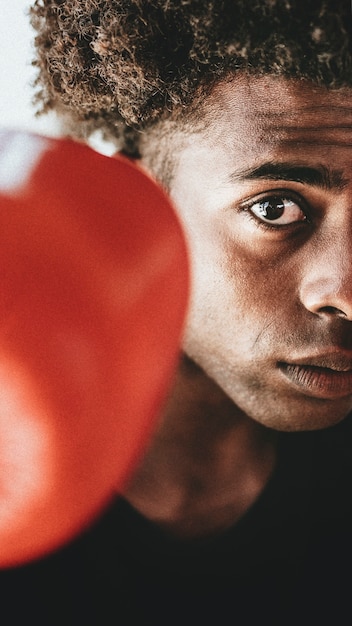 Papel de parede de celular do jovem lutador usando luvas de boxe