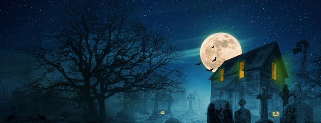 Papel de parede de Halloween. Casa assustadora perto de um cemitério com árvores, lua cheia, morcegos, nevoeiro e abóboras. Idéias para imagens assustadoras de Halloween