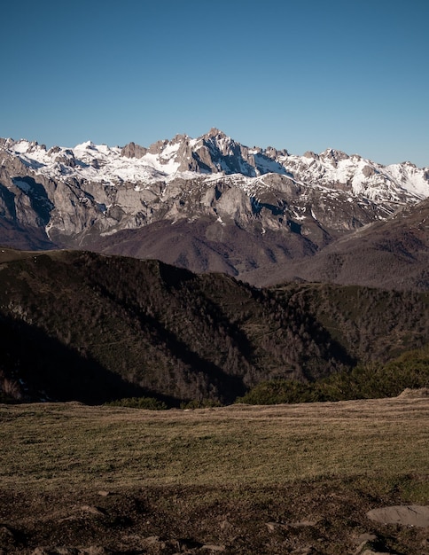 Papel de parede de montanha rochosa coberta de neve