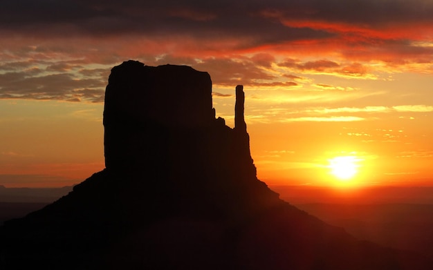 Foto papel de parede do pôr do sol no topo da montanha