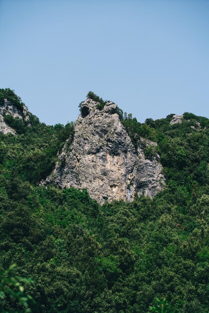 papel de parede. paisagem de montanha sob o céu claro