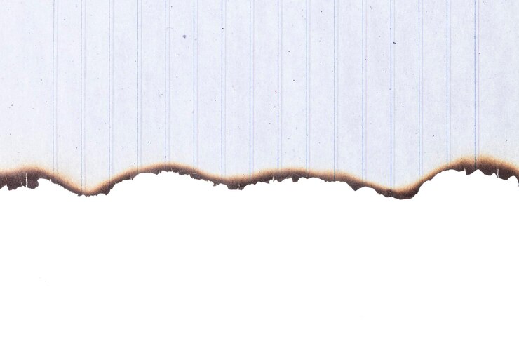 Foto papel de queima meio isolado em fundo branco