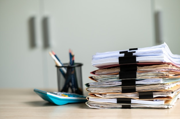 Papel de relatório financeiro e máquina de cálculo na mesa de mesa de escritório, conceitos de finanças e contabilidade