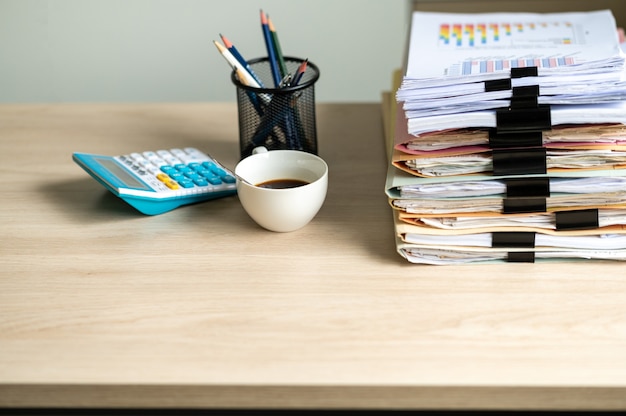 Papel de relatório financeiro e máquina de cálculo na mesa de mesa de escritório, conceitos de finanças e contabilidade