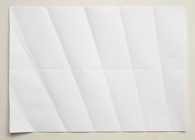 Papel dobrado e enrugado branco no fundo branco