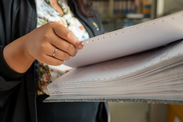 Papel de documentos de oficina en archivos colocados en el archivadorx9