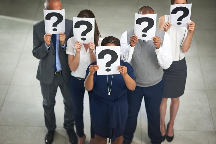 Foto papel de dudas y grupo de empresarios con un signo de interrogación para la seguridad profesional, la contratación o la igualdad en el empleo hombres y mujeres confundidos en la oficina con ideas de búsqueda de trabajo y acción afirmativa