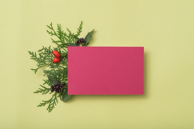 Papel em branco da borgonha. saudação de feriado. decoração festiva de zimbro.