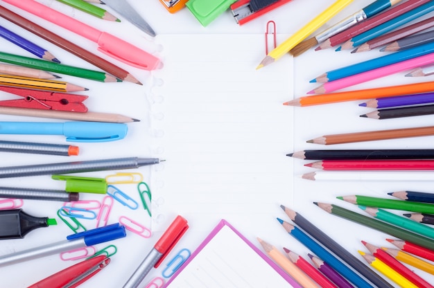 Papel em branco e ferramentas de escola ou escritório no fundo branco