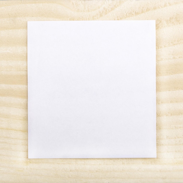 Papel em branco no fundo de madeira