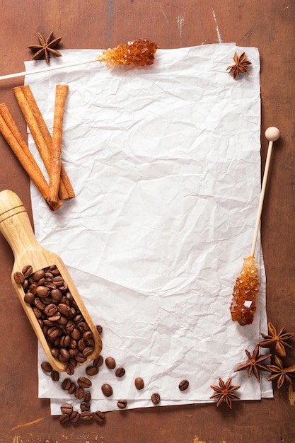 Papel em branco para receitas em mesa de madeira com café e especiarias