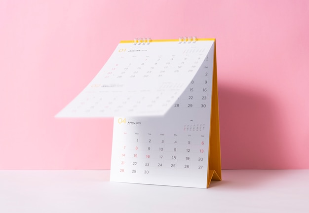 Papel espiral año calendario 2019 sobre fondo rosa.