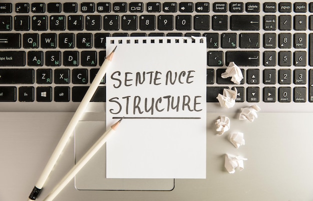 Papel con estructura de oración de inscripción.