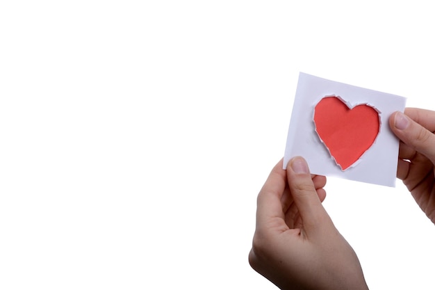 Papel con forma de corazón rojo en la mano