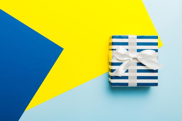 Papel hecho a mano de vacaciones presente atado cinta blanca lazo vista superior con espacio de copia Fondo plano de vacaciones Cumpleaños o regalo de Navidad Concepto de caja de regalo de Navidad con espacio de copia