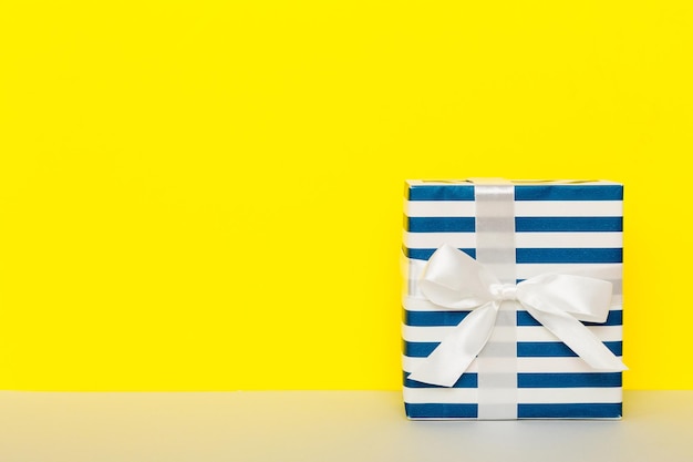 Papel hecho a mano de vacaciones presente atado cinta blanca lazo vista superior con espacio de copia Fondo plano de vacaciones Cumpleaños o regalo de Navidad Concepto de caja de regalo de Navidad con espacio de copia