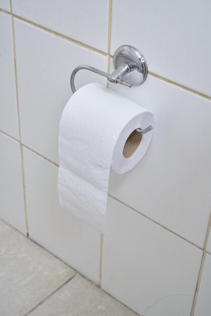 Papel higiénico blanco en un baño público limpio.