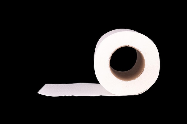 Papel higiênico isolado no fundo branco.