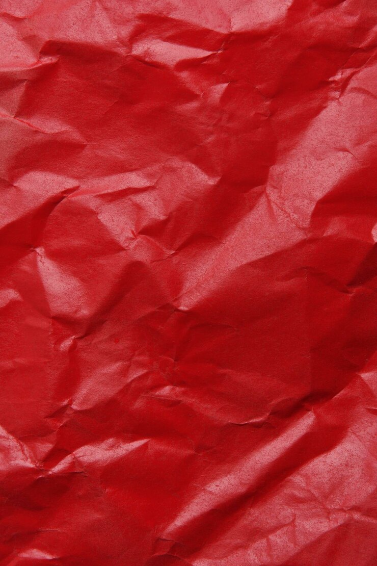 Foto papel kraft arrugado pintado de rojo con pintura en aerosol