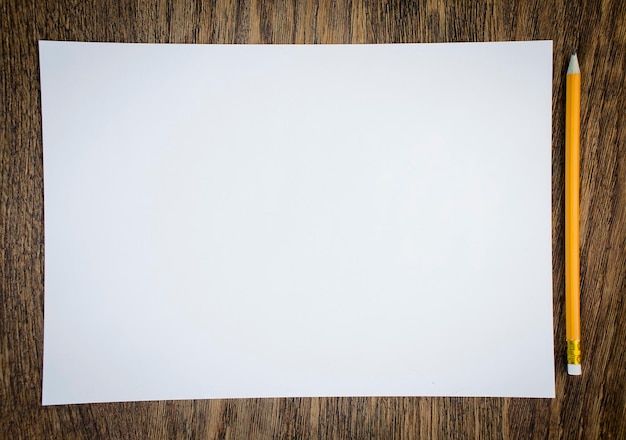Papel y lápices en el primer plano de la mesa de madera