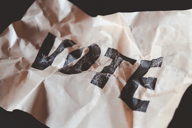 Papel marrom amassado com voto de palavra impresso, colapso do conceito de democracia