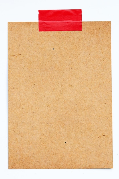 Papel marrón con cinta aislante roja sobre fondo blanco.