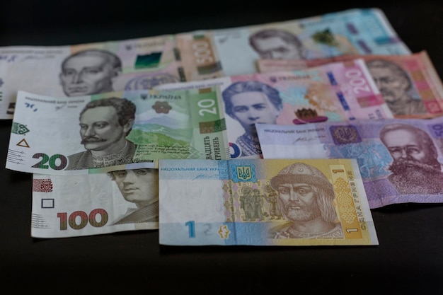 Papel moneda diferentes denominaciones Fondo hryvnia ucraniano con billetes dispersos Inflación economía empresarial y tema financiero