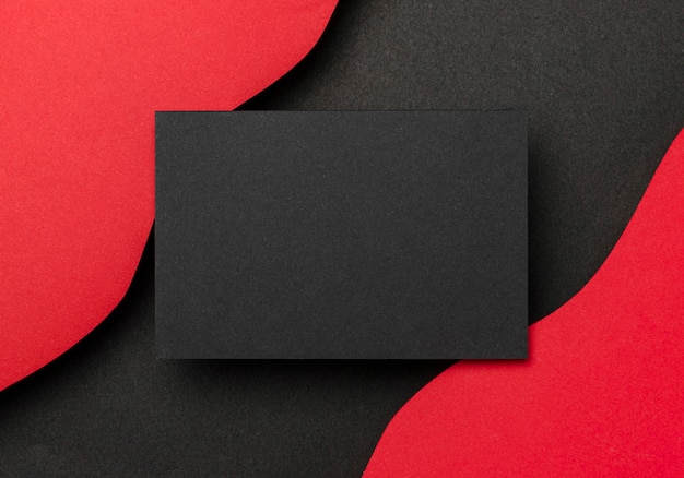 Foto papel negro y capas onduladas de fondo rojo.