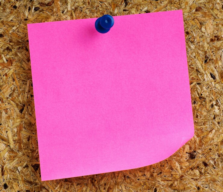 Foto papel de notas con alfileres en el tablón de anuncios