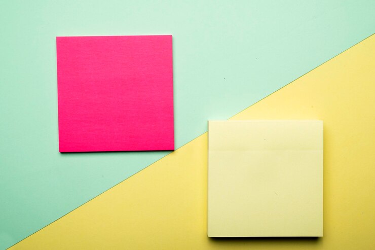 Foto papel de notas colorido sobre un fondo de color